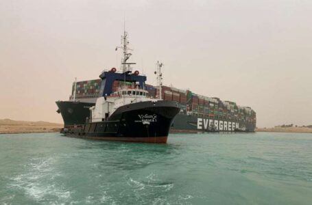 Egypte : le porte-conteneurs coincé dans le canal de Suez a été renfloué