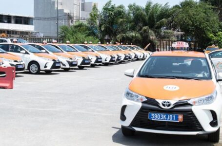 50 nouveaux taxis-compteurs remis à des transporteurs de la ville d’Abidjan en Côte d’ivoire