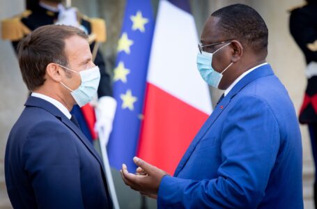 Le couple Macron- Macky Sall en réfléchissent à  l’aide au développement en Afrique
