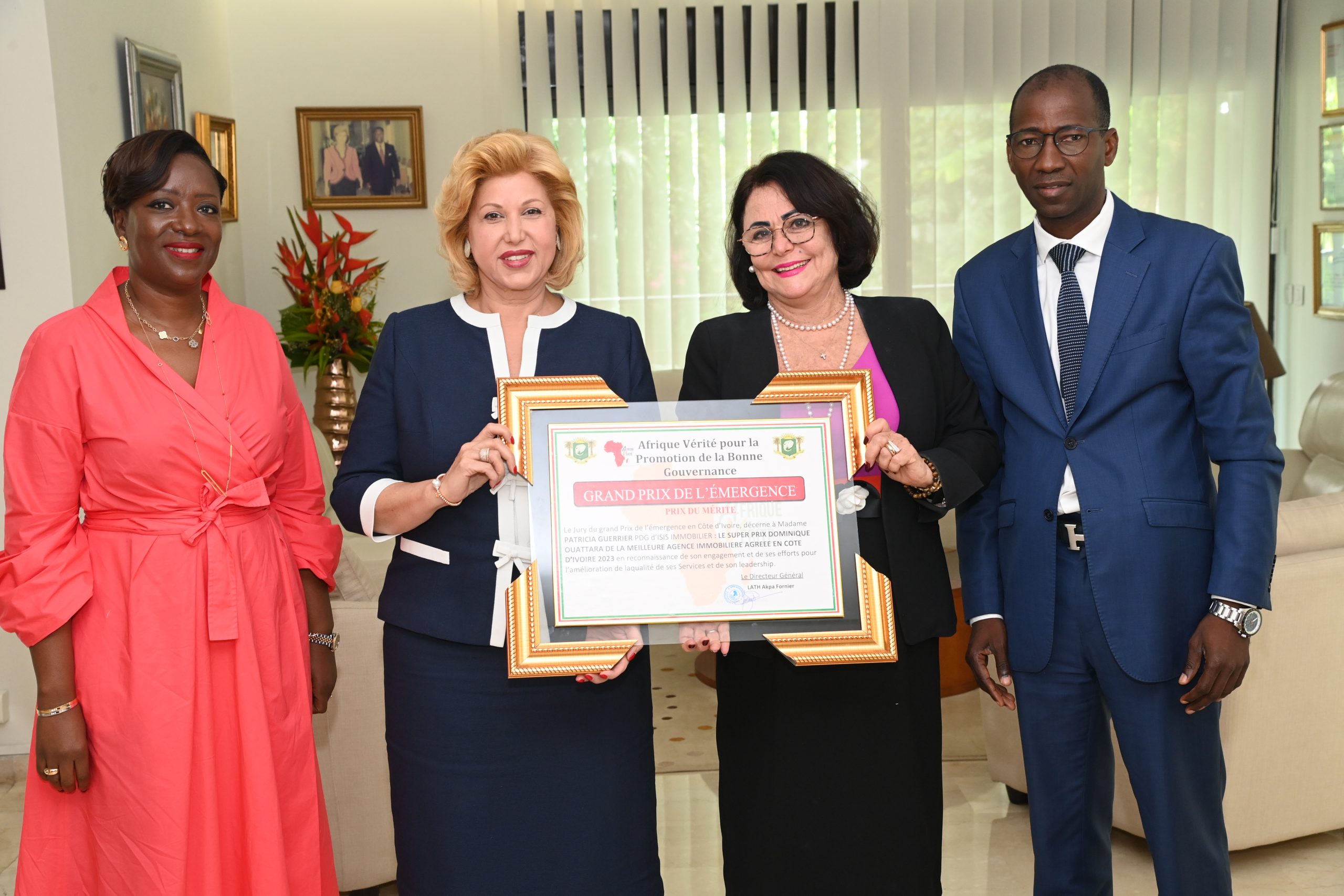 Madame Patricia Guerrier, PDG D’ISIS Immobilier présente son prix à la Première Dame
