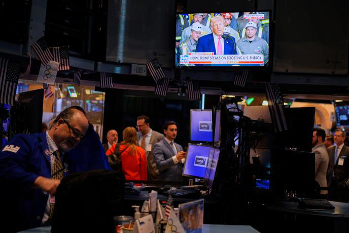 Droits de douane et panique boursière : mieux comprendre la crise provoquée par Donald Trump