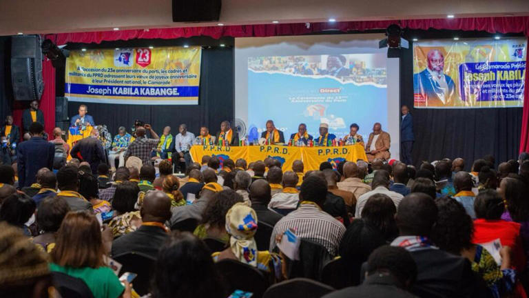 RDC: le parti de l&rsquo;ex-président Kabila fait sa grande rentrée et vante sa «résistance» face au régime Tshisekedi