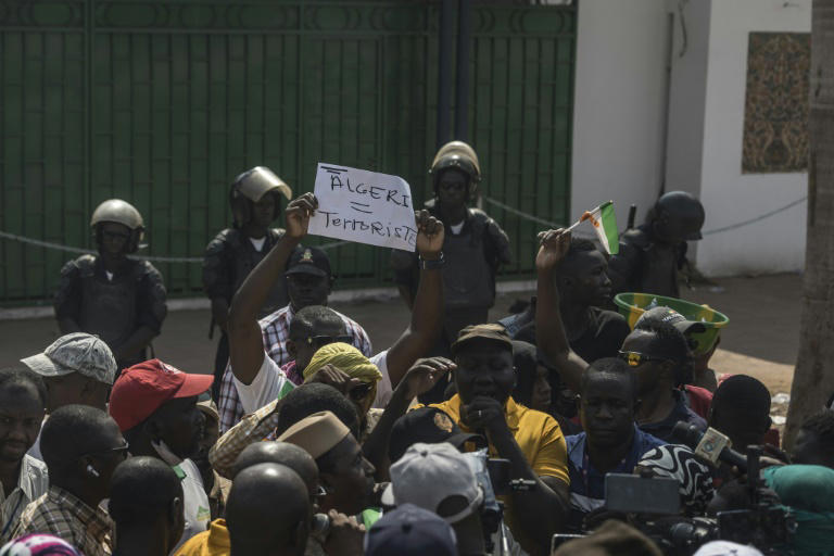Mali: rassemblement de protestation devant l&rsquo;ambassade d&rsquo;Algérie à Bamako
