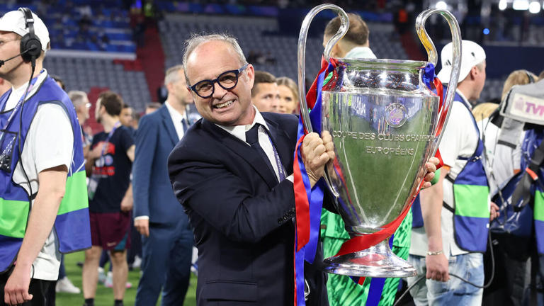 Le PSG champion d’Europe : quand Luis Campos danse avec la Coupe devant le bus des joueurs