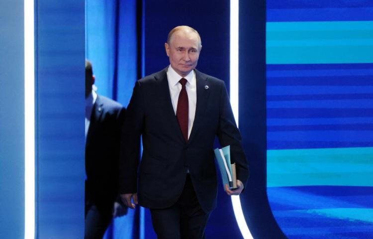 Vladimir Poutine observe « la militarisation de l’Europe » et promet « une réponse aux menaces »