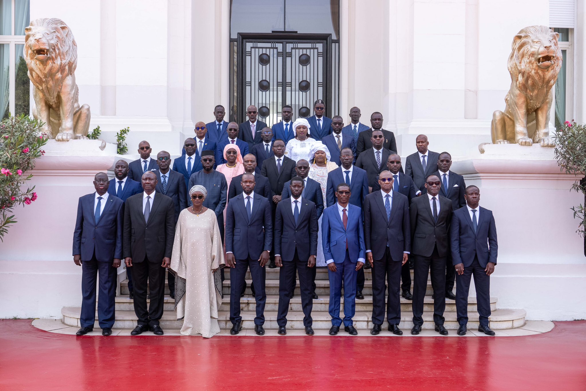 Au Sénégal, le président limoge le gouvernement Sonko après des mois de tensions