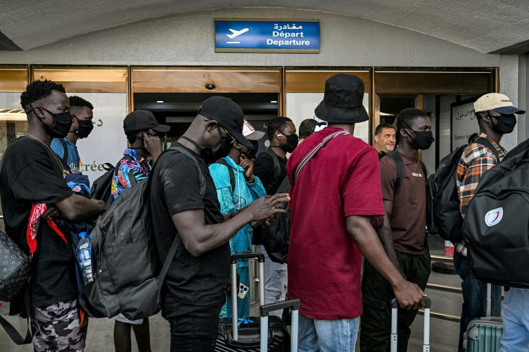 En Tunisie, des vols de retours des migrants quasiment quotidiens, selon un responsable à l&rsquo;AFP
