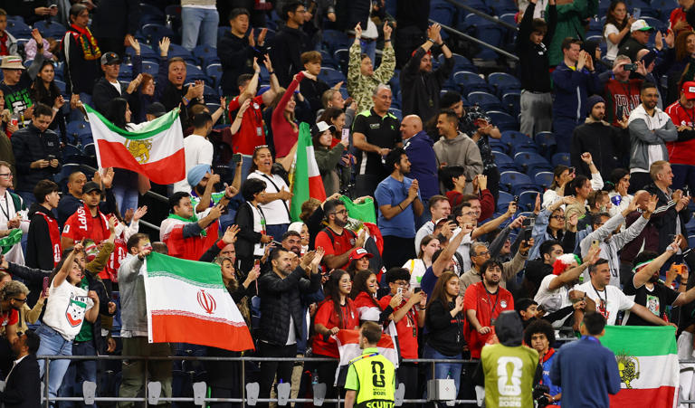 « Faites-le pour l’Iran » : après l’élimination de leur équipe, les supporters iraniens apportent leur soutien à la Suisse face à l’Algérie