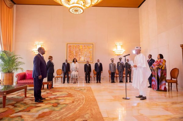 Diplomatie : cinq nouveaux ambassadeurs présentent leurs lettres de créance au Président Alassane Ouattara